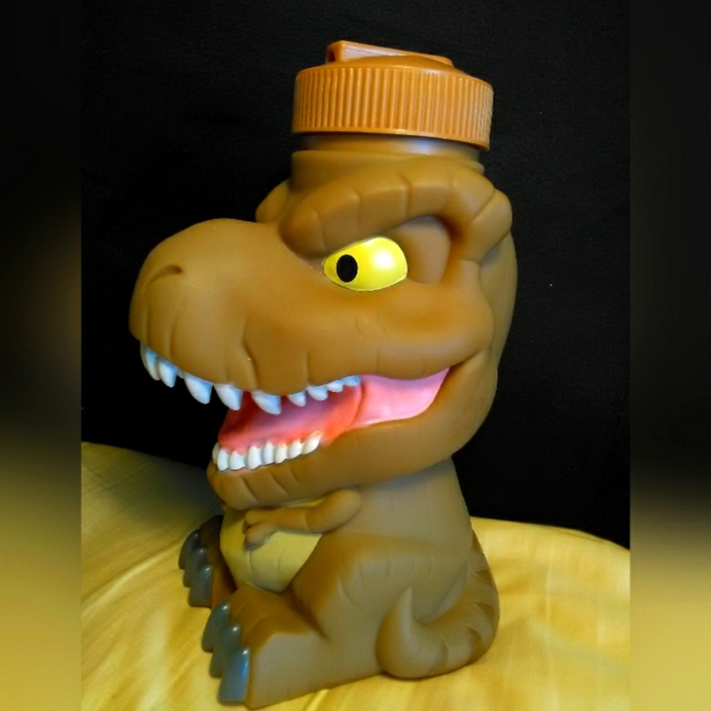 UNIVERSAL STUDIOS Dinosaur Reptile Water Bottle Jurassic Pk. GIGANTICLY ADORABLE